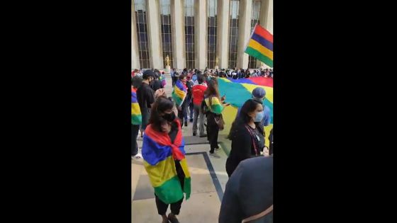 Des Mauriciens manifestent à Paris en même temps qu’à Mahébourg