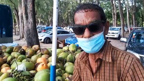 Plage de Mont-Choisy : rencontre avec Dewanand, marchand de coco 