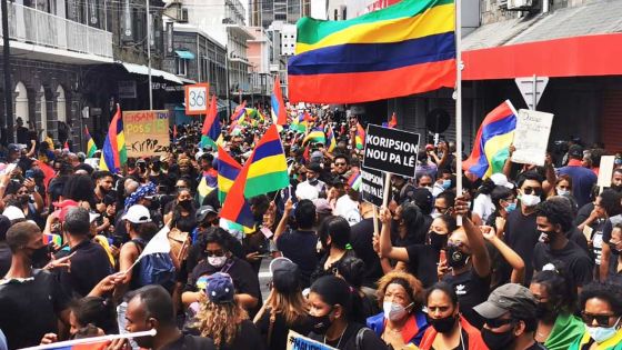 En direct de Port-Louis, suivez la marche citoyenne