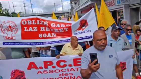 En direct : suivez la marche contre la réforme des pensions à Rose-Hill