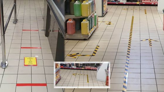 [En images] Nettoyage, désinfection des caddies, marquage au sol… Hypermarchés, supermarchés et boutiques s’activent pour les préparatifs   