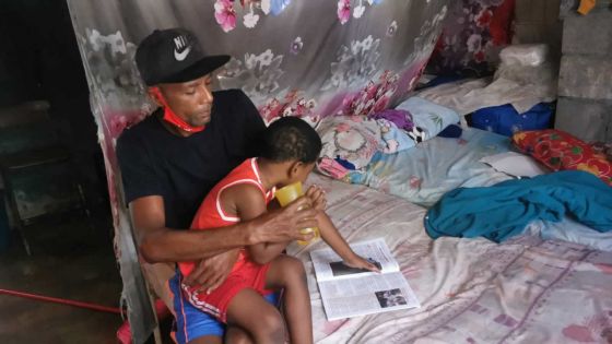 Mateo, 3 ans, veut aller à l’école : son père n’a pas les moyens pour réaliser son souhait