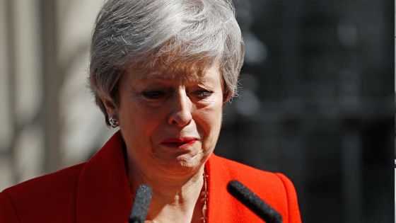 Brexit : Theresa May au bord des larmes annonce sa démission