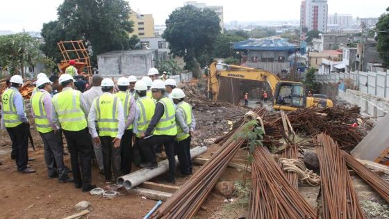 [Images] La Butte : effondrement d’une partie des barricades, les officiers de Metro Express Limited et de Larsen and Toubro sur place