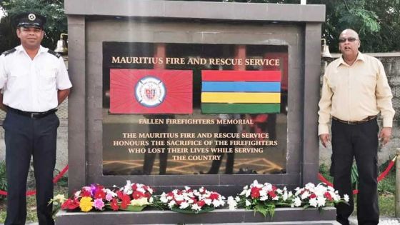 Les  pompiers rendent hommage à leurs camarades