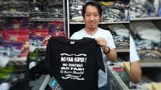L’homme derrière le T-shirt «Mo fam super»