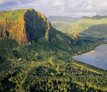 Ouverture d'un sentier d'accès: un complexe dédié au marronnage sera construit au Morne