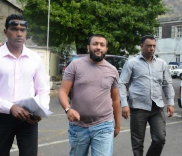 Coups de feu à l’ambassade de France : le 4x4 de Nadeem Edoo examiné