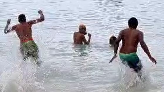 Alerte cyclonique 4 : des jeunes sur la plage de Grand-Baie