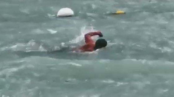 Flic-en-Flac : malgré l’alerte 4, il fait trempette… 