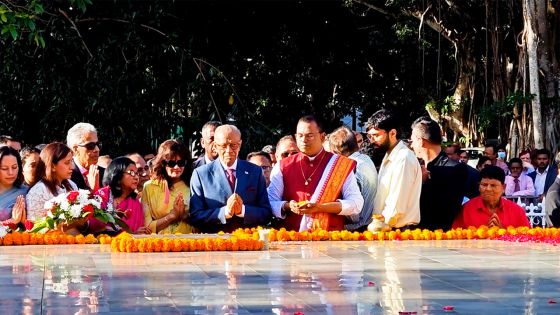 125e anniversaire de SSR : Dépôt de gerbe et plantation d’un arbre au Samadhi de SSR au Jardin botanique de Pamplemousses