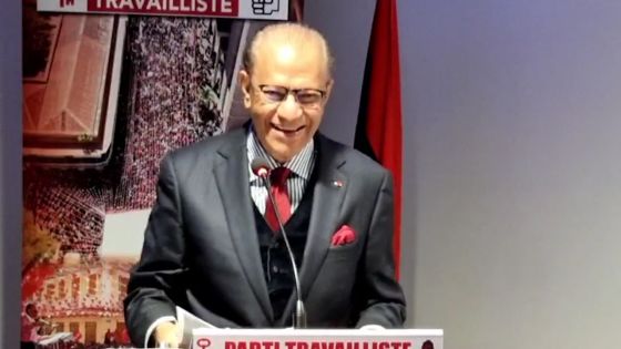 Interrogé sur son état de santé, Ramgoolam réplique en riant : «Kuma to trouv mwa hein ?»