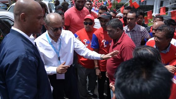 Navin Ramgoolam parcourt la circonscription no 10 avant d’aller voter