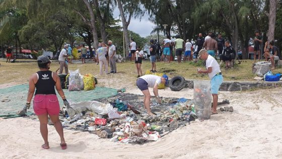 110 kg de déchets récoltés en plus d'une heure à Blue Bay
