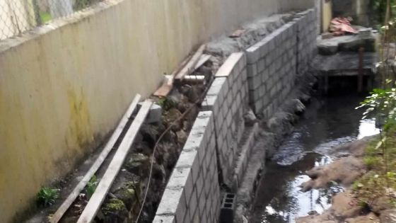 À Mesnil : construction dans le lit d’une rivière