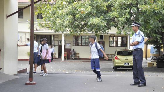 Contrôle d’accès : aucun parent n’entrera dans une école sans autorisation 