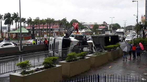 Un poids-lourd se renverse : fin tragique pour un habitant de Britannia 