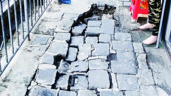 À la gare Victoria : l’effondrement d’un trottoir inquiète !