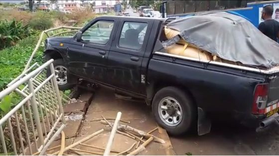 Gros-cailloux : Un pick-up fait une sortie de route et fini sa course contre les parapets