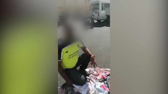 Un policier malmène verbalement un colporteur 