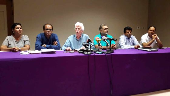 Démission éphémère de deux heures : Paul Bérenger tente de sauver sa peau