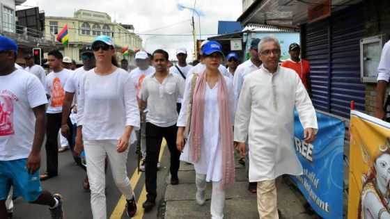 Dimanche après-midi : Pravind Jugnauth s’est rendu à pied à Grand-Bassin