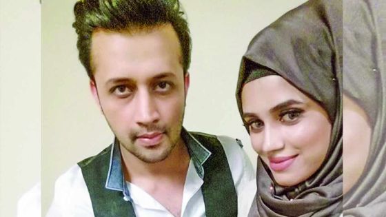 Ambareen Hosanie : «J’étais honorée de pouvoir maquiller Atif Aslam»