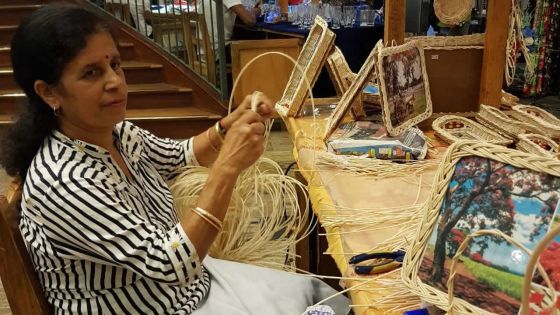 Poospabye Santabye Luximon : artisane du rotin