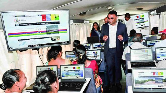 Informatique : les personnes âgées apprennent à utiliser les réseaux sociaux