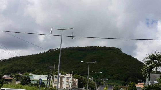 Quatre-Bornes : les socles d’un lampadaire vacillent