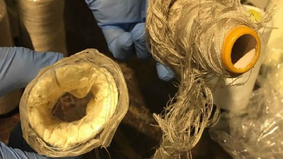 Drogue dans des bobines de fils à coudre : deux employés d’un service courrier sous les verrous