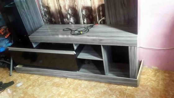 Il réclame le remboursement de sa télé placé sur un meuble défectueux