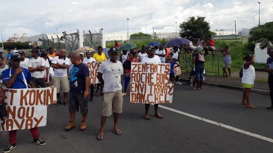 [Vidéo] Roche-Bois : des habitants manifestent contre l’exercice de recrutement dans le port