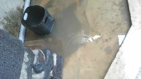 Les eaux usées envahissent sa maison