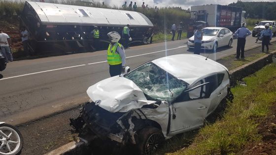 Collision entre un autobus et deux voitures : une femme enceinte sous le choc 