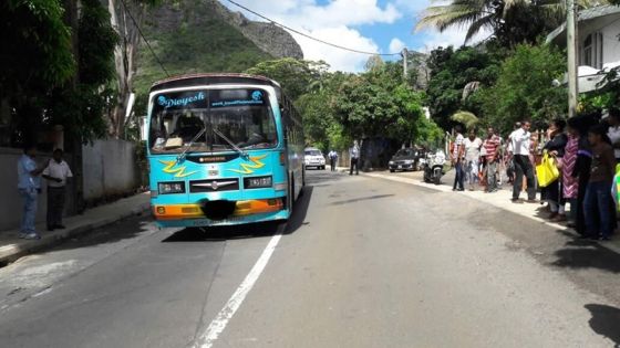 Un garçonnet de 9 ans heurté de plein fouet par un autobus - Sa mère : «Il faut placer des ralentisseurs, car cette route est dangereuse»