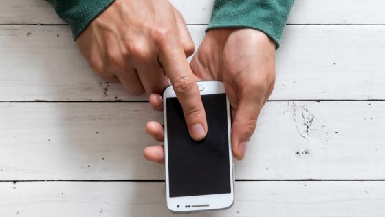 Plainte pour « Breach of ICT Act » : un policier accuse un homme de l’avoir insulté au téléphone 