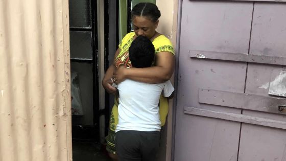 Elle attend une lueur d'espoir : une mère marquée par un destin cruel