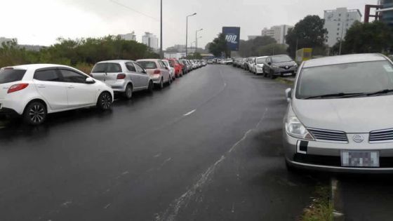 Incivisme routier : des véhicules se garent sur les trottoirs à Plaine-Lauzun