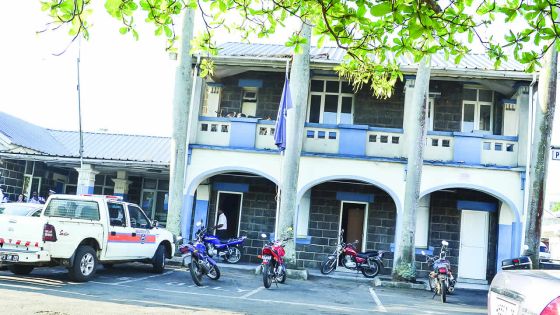 Dans un véhicule de la police à Beau-Bassin : le fils du DCP Seerungen surpris en pleins ébats avec une prostituée