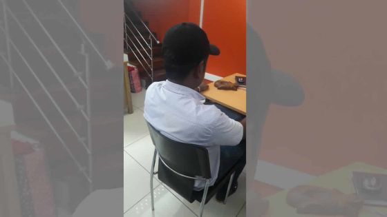 Elle se présente chez lui en tenue légère : un célibataire porte plainte contre sa voisine à la police 