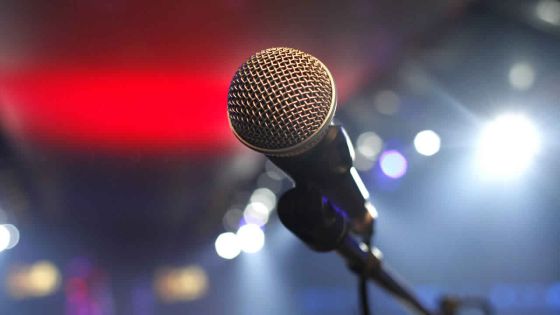 Une Française attaquée pendant un Karaoké : «Tais-toi ou je t’égorge», lui a dit l’intrus