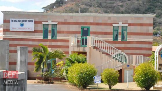 Que se passe-t-il au conseil de district de Rivière-Noire ? - Clans, motions de blâme et démissions des présidents 