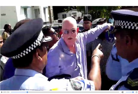 Rajesh Bhagwan s’insurge contre la présence de Rajesh Jeetah près d’un centre de vote