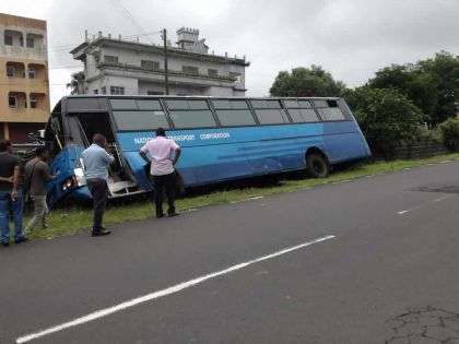 Curepipe: un autobus se renverse