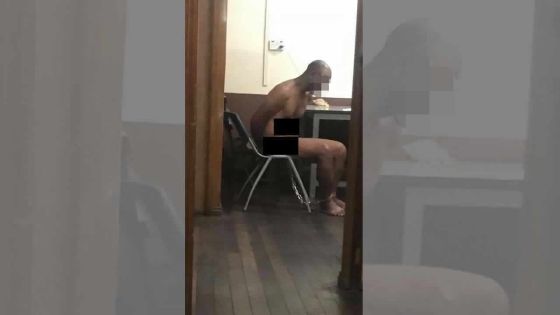 Suspect nu et enchaîné: le 'strip search', une méthode qui fait polémique