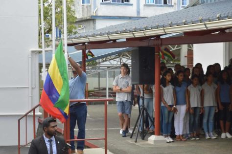 Cérémonie de lever du drapeau au Lycée Labourdonnais : le quadricolore placé à l’envers, puis replacé...