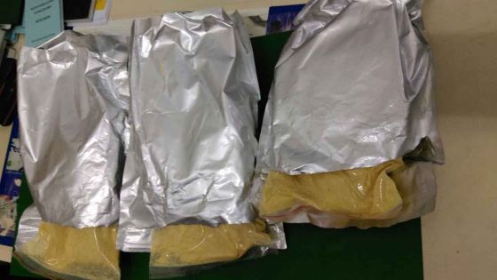 Saisie de drogue à l’aéroport : « C’est de l’oxyde de fer jaune pour faire des décorations », se défendent les deux suspects   