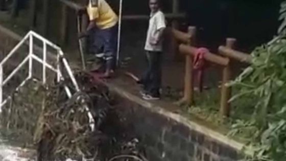 La mairesse de Quatre-Bornes : ce ne sont pas des éboueurs municipaux sur la vidéo