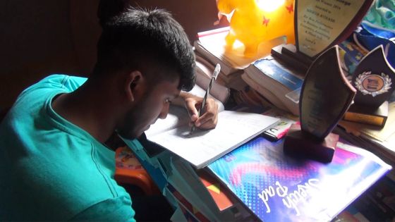 Avinash né malvoyant: « Monn anvi vinn avoka pou tir mo famil dan difikilte »